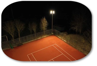 Tennisflutlicht Tennisspielen unter flutlicht